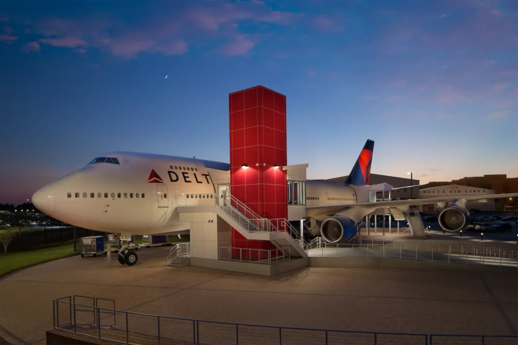 Delta 747 exhibit exterior.