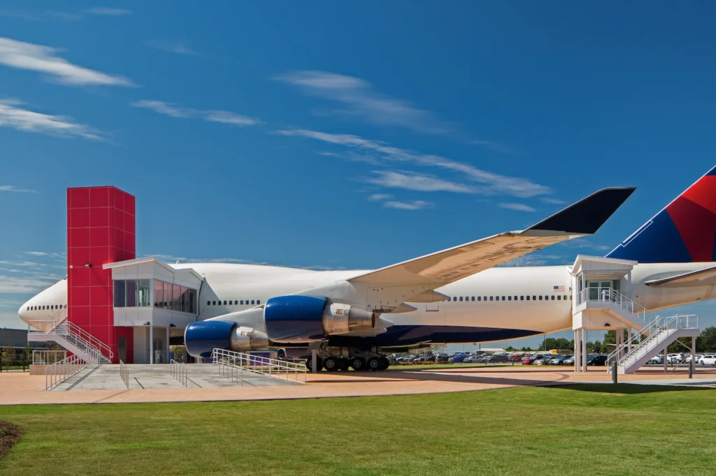 Delta 747 exhibit exterior.