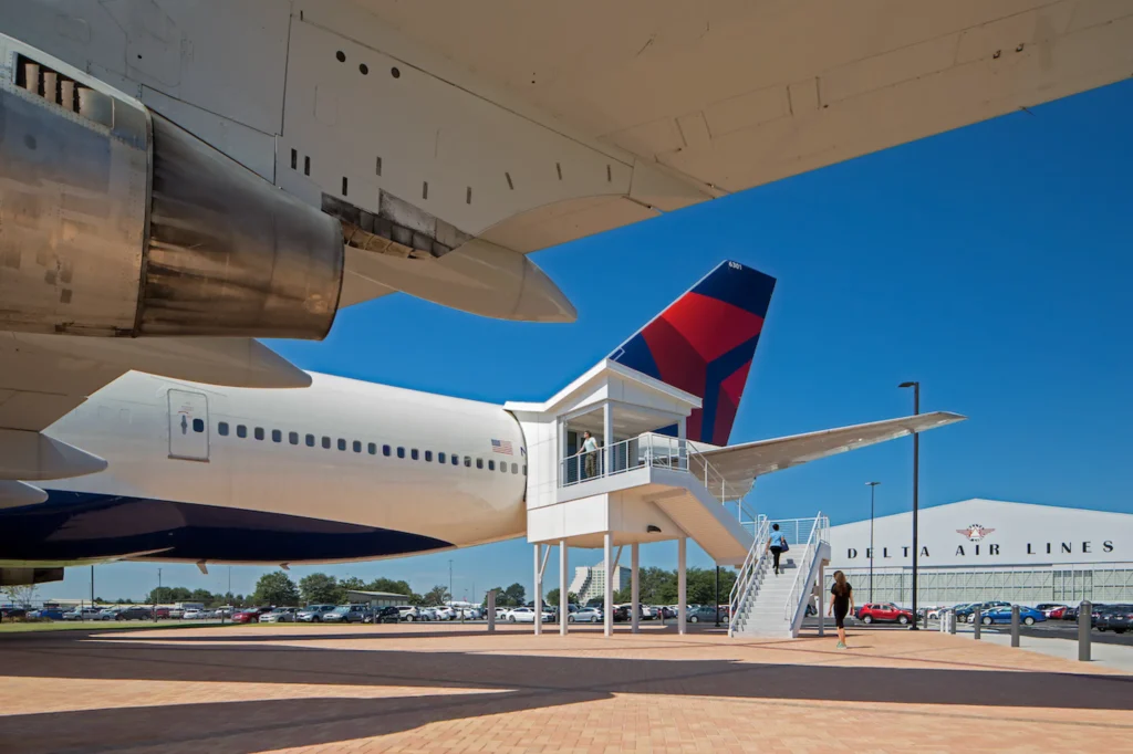 Delta 747 exhibit exterior.