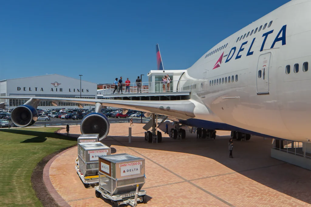 Delta 747 exhibit exterior.